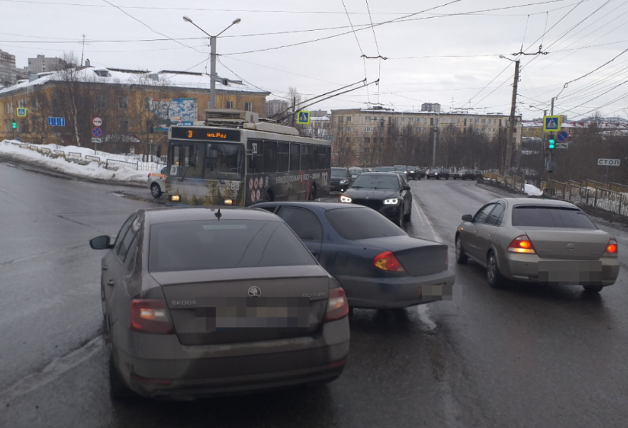 Из-за аварии в Мурманске водителя застряли в пробке Авария