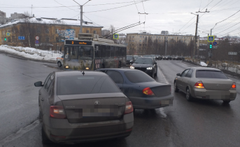 Из-за аварии в Мурманске водителя застряли в пробке Авария