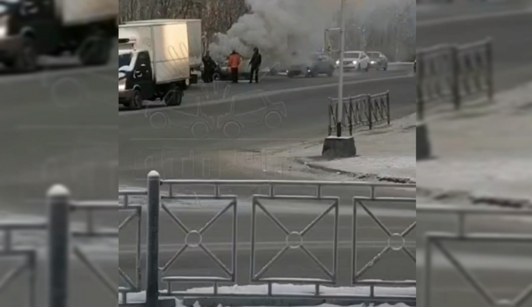 Горящий автомобиль Пожар