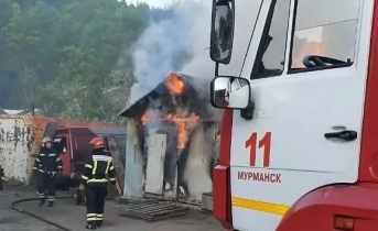 Пожар в Мурманске унес жизнь одного человека Пожарная машина