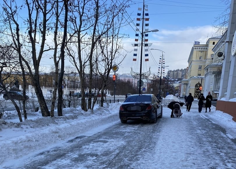 Наглая парковка водителя в центре Мурманска возмутила северян Парковка