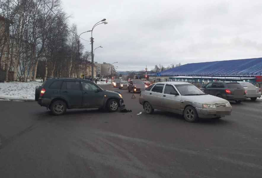 На перекрестке в Мурманске собирается пробка Авария