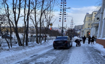 Наглая парковка водителя в центре Мурманска возмутила северян Парковка