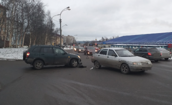 На перекрестке в Мурманске собирается пробка Авария