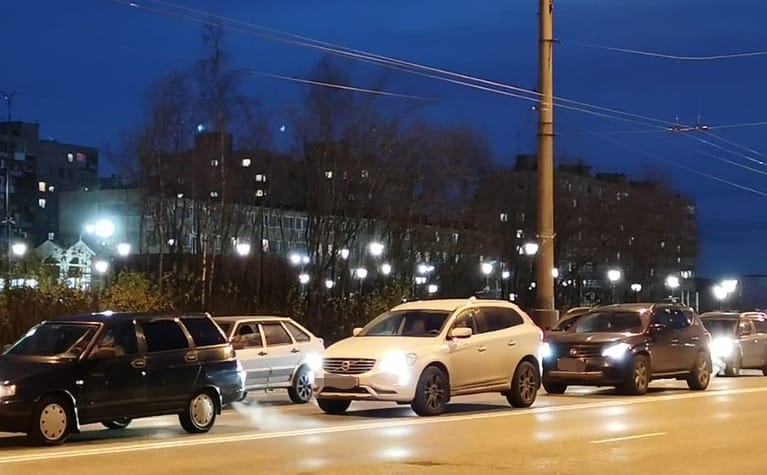 В Мурманске сотрудник автосалона попал в ДТП на угнанной «Мазде» ДТП