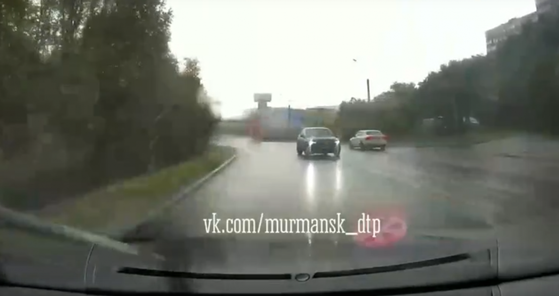 Странный маневр на дороге в Мурманске попал на видео Дорога