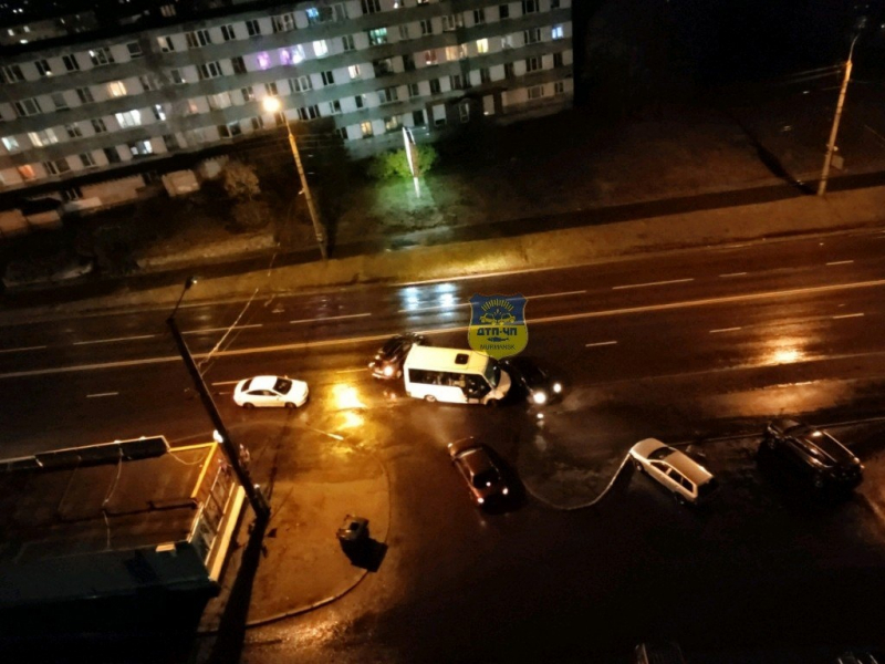 В центре Мурманска маршрутка с пассажирами врезалась в автомобиль ДТП