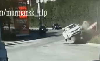 Момент жесткого ДТП с летающей машиной попал на видео Момент жесткого ДТП с летающей машиной попал на видео