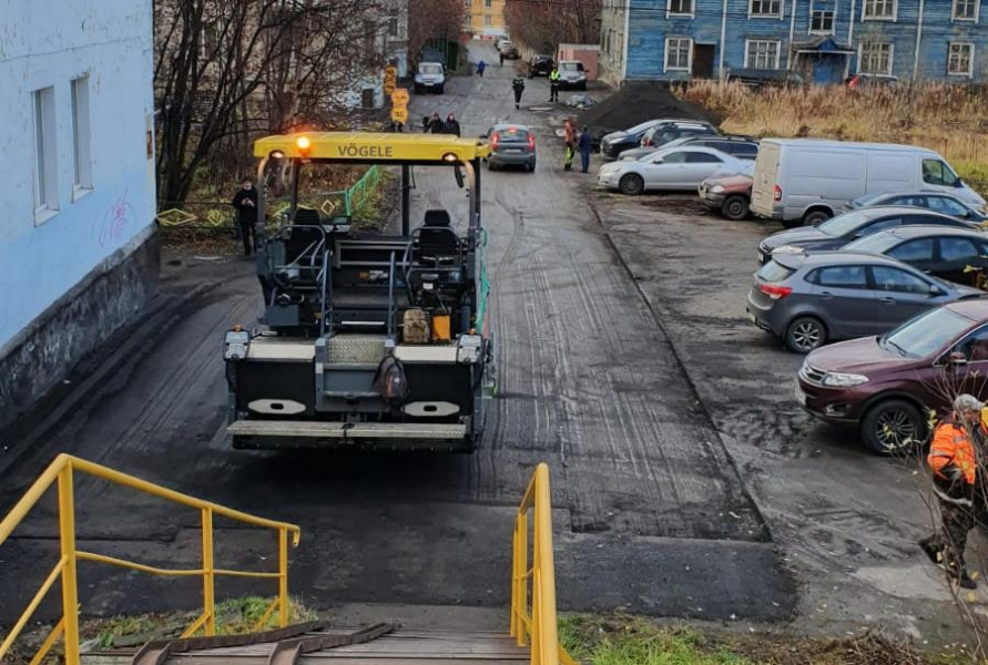 В Мурманске переделывают новый асфальт Асфальт