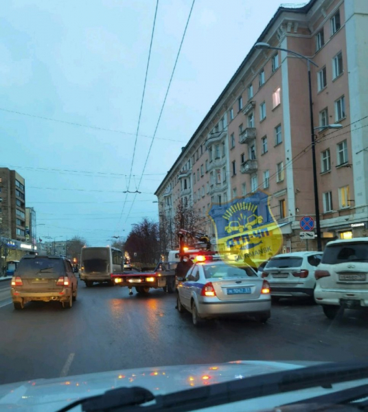 В центре Мурманска массово эвакуируют машины Эвакуация