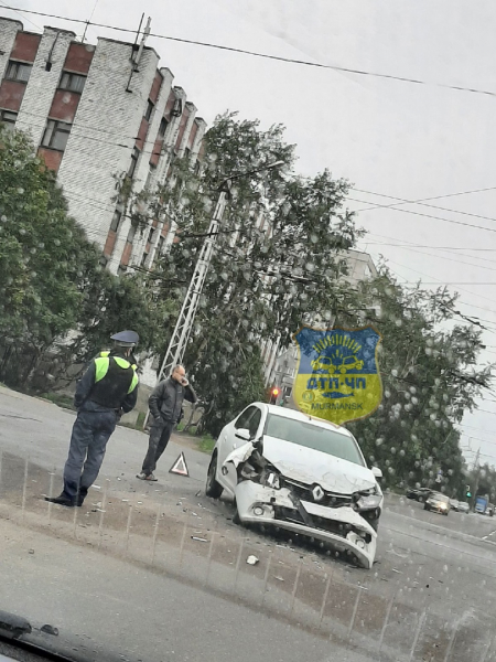 На перекрестке в Мурманске произошла серьезная авария ДТП