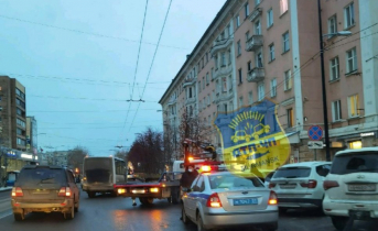 В центре Мурманска массово эвакуируют машины Эвакуация