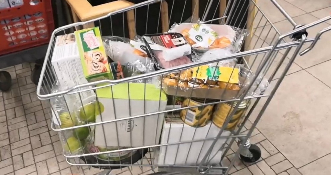 Северянин собрал тележку просроченных продуктов в магазине крупной торговой сети в Мурманске Продуктовая тележка