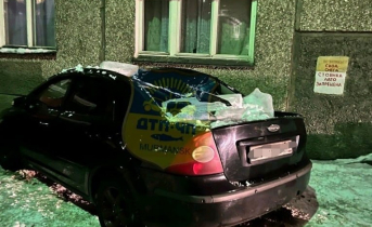 В Мурманске глыба льда разбила припаркованный автомобиль ДТП