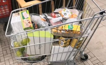 Северянин собрал тележку просроченных продуктов в магазине крупной торговой сети в Мурманске Продуктовая тележка
