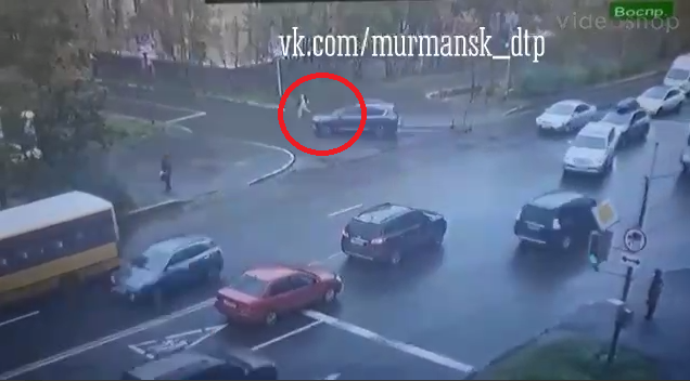 В Мурманске разыскивают сбившего 10-летнюю девочку водителя Авария