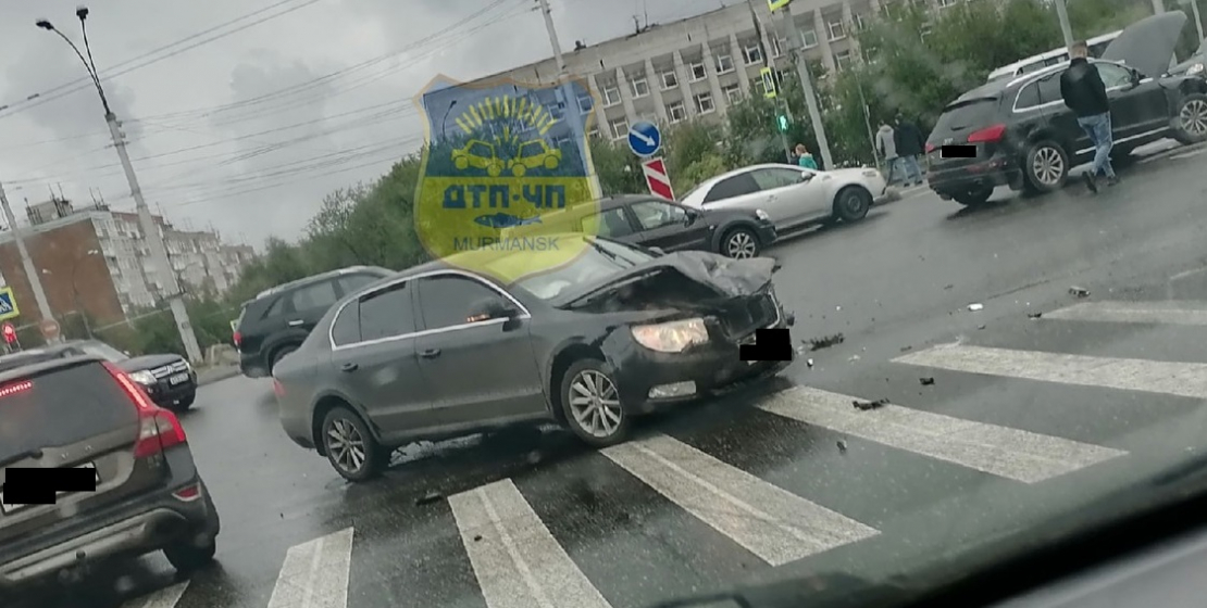 В Мурманске произошла жесткая авария на перекрестке ДТП