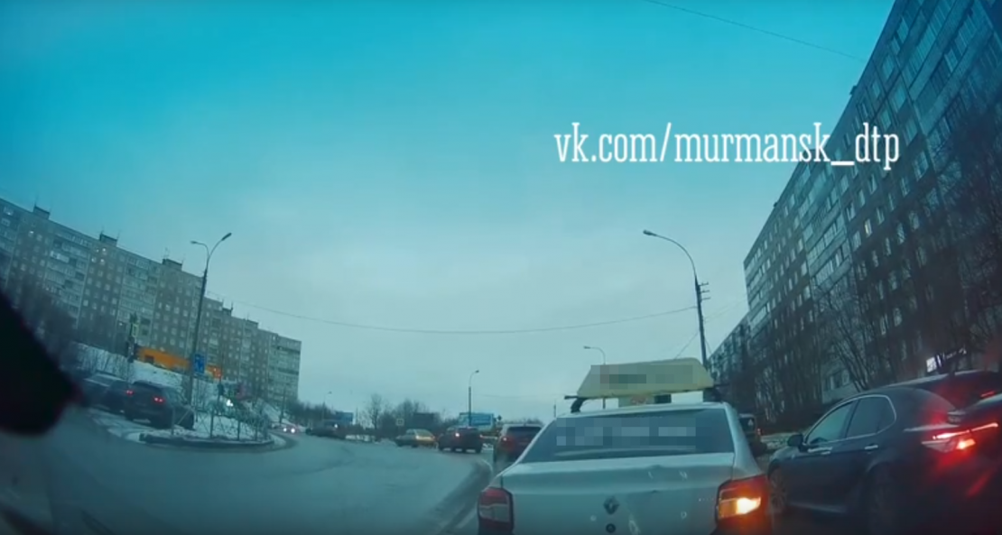 Нашумевшее видео с таксистом прокомментировали в Мурманске Дорога