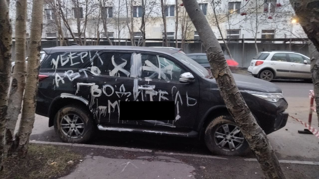 Залитая краской машина уже месяц стоит в центре Мурманска Автомобиль