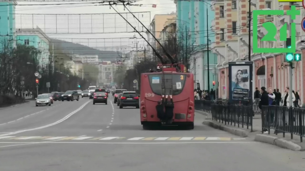 Опасное развлечение подростков в центре Мурманска попало на видео Опасное развлечение подростков в центре Мурманска попало на видео