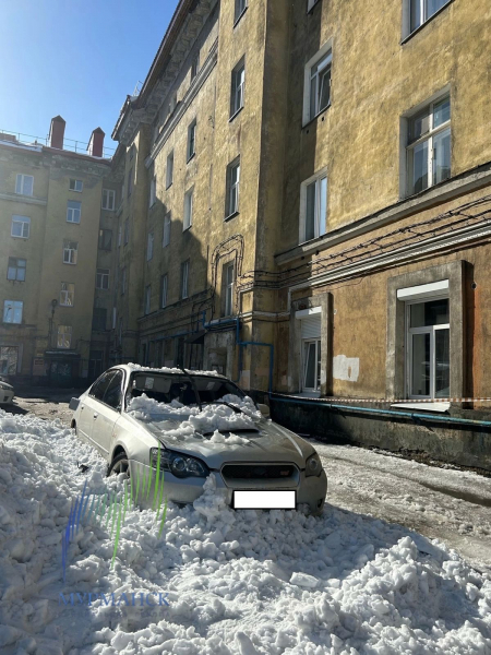 На автомобиль рухнула глыба