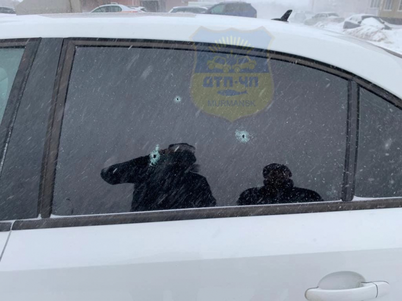 Во дворе Мурманска обстреляли автомобиль Автомобиль