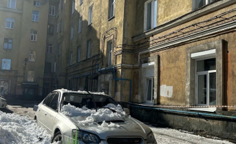 Глыба рухнула на автомобиль На автомобиль рухнула глыба