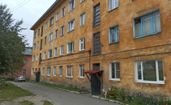 У жилого дома в Мурманской области обнаружили труп мужчины Дом