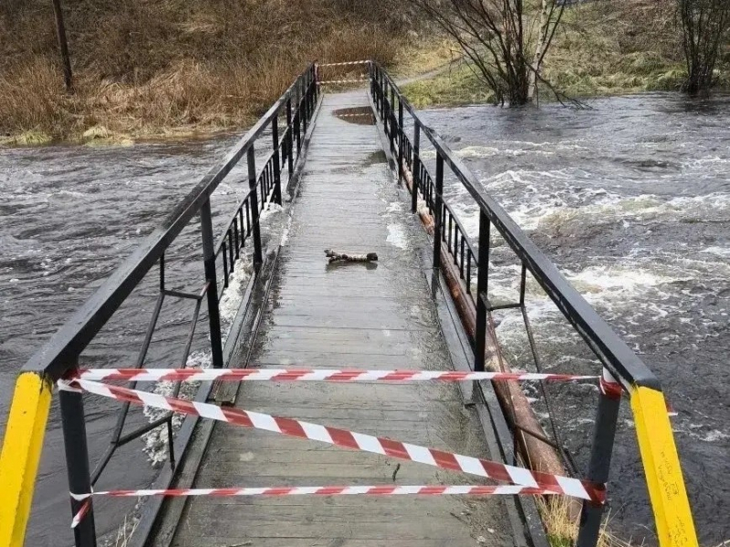 Мосты затопило водой в Мурманской области. Проход закрыт Потоп