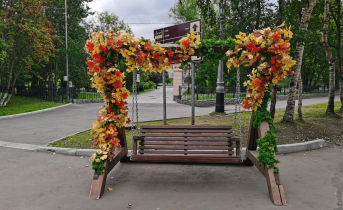 «Невероятно красиво». Мурманчанку поразила ярмарка в центре города Качели