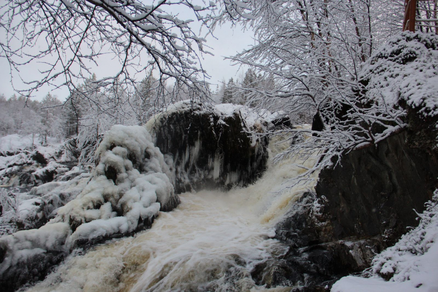 Ледяной водопад запечатлели в Мурманской области Водопад