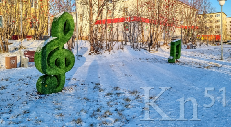 Арт-объекты установили возле музыкальной школы в Заполярном Арт-объекты установили возле музыкальной школы в Заполярном