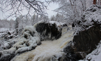 Ледяной водопад запечатлели в Мурманской области Водопад