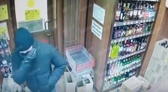 В Мурманске вооруженный мужчина ограбил магазин В Мурманске вооруженный мужчина ограбил магазин