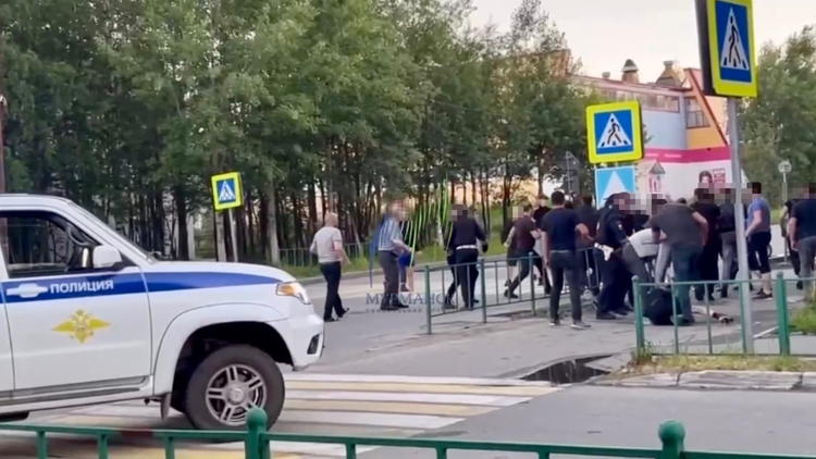 По делу о массовой драке у ночного клуба в Мурманской области задержали троих мужчин Массовая драка