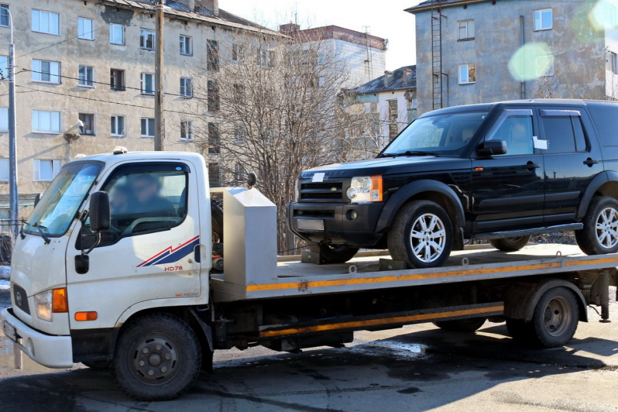 В Мурманске арестовали припаркованный автомобиль Авто
