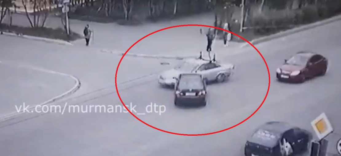 Момент аварии на перекрестке в Мурманске попал на видео Авария