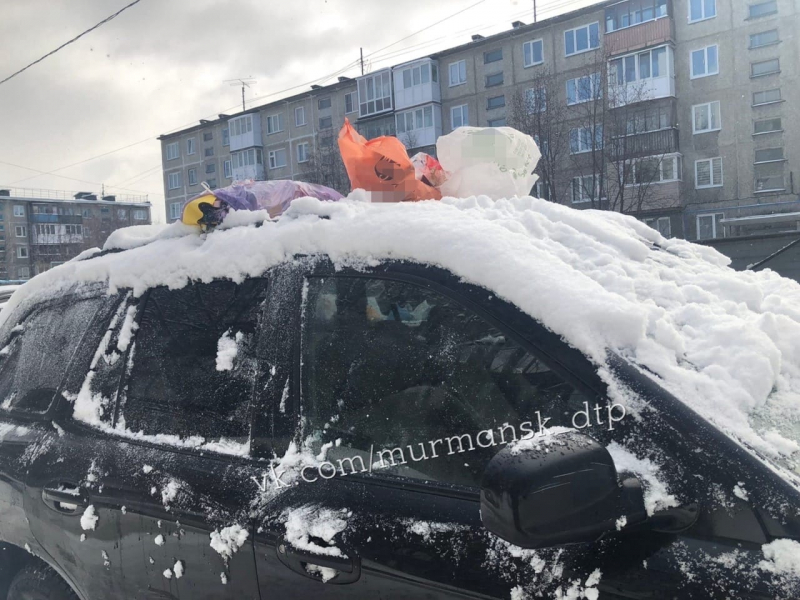 В мурманском дворе машину завалили мусором Машина