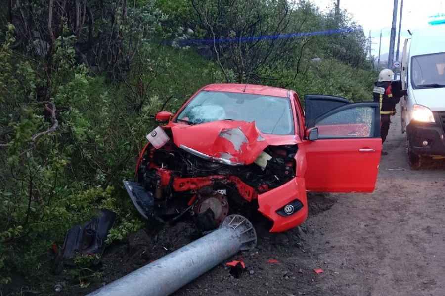 В Заполярье автомобиль врезался в столб Автомобиль