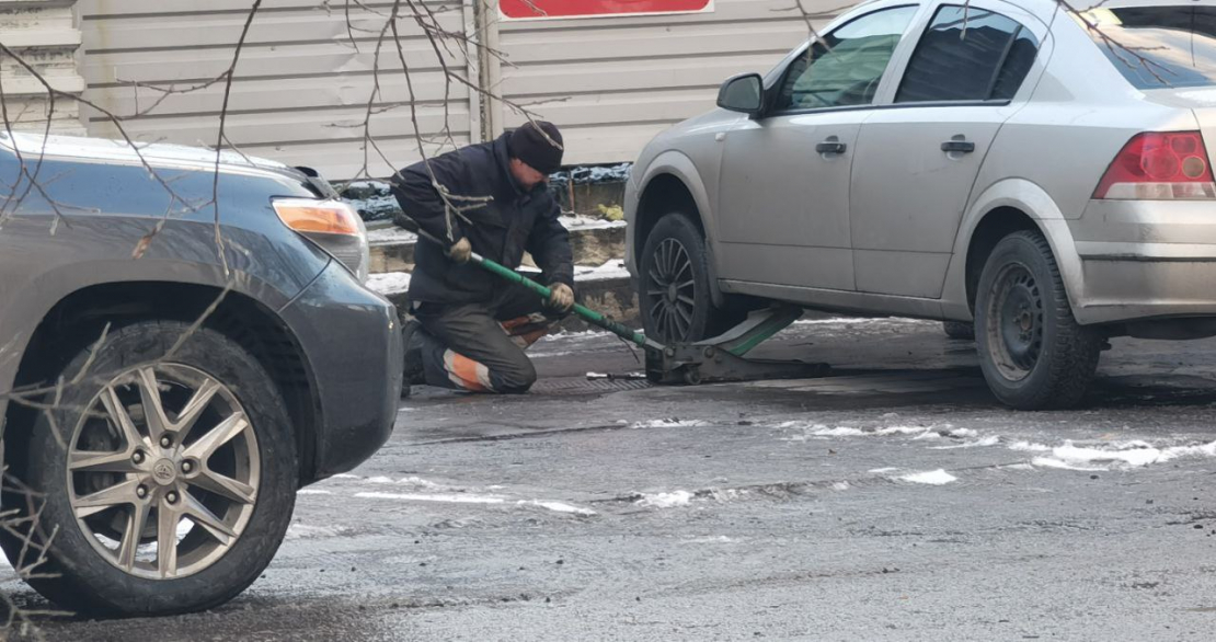 Огромная очередь образовалась в центре Мурманска на шиномонтажку Шиномонтаж