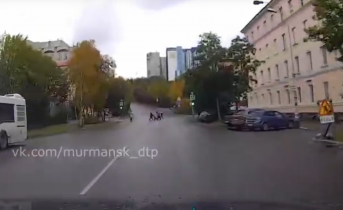 Опасное поведение пешеходов в Мурманске попало на видео Дорога