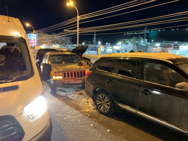 Из-за серьезной массовой аварии в Мурманске десятки людей оказались на улице Авария