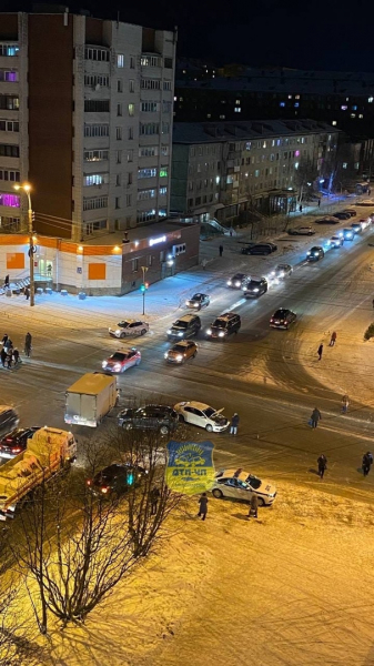 Два автомобиля не поделили дорогу на оживленном перекрестке в Мурманске ДТП
