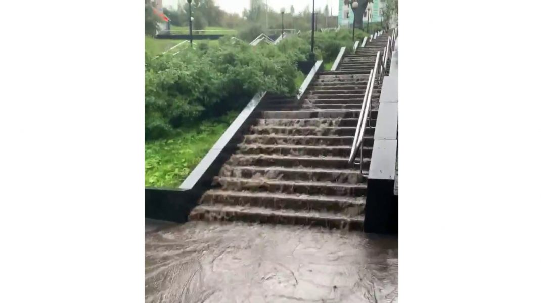 В центре Мурманска появился зрелищный водопад Водопад