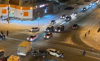 Два автомобиля не поделили дорогу на оживленном перекрестке в Мурманске ДТП