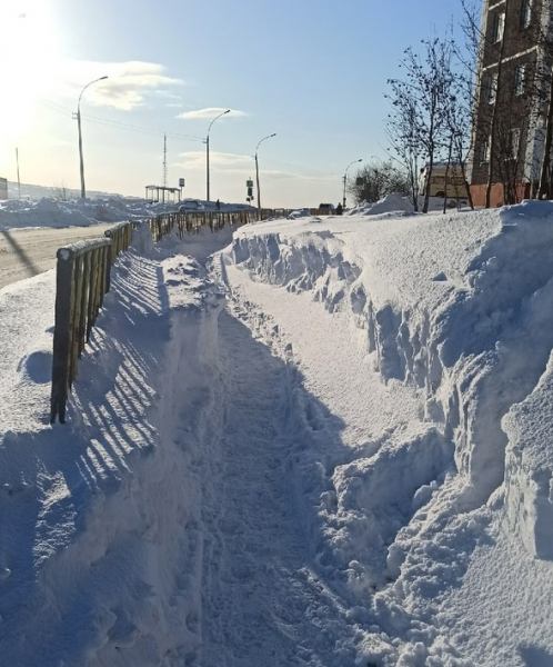 Мурманчане пожаловались на заваленные снегом тротуары Тротуары