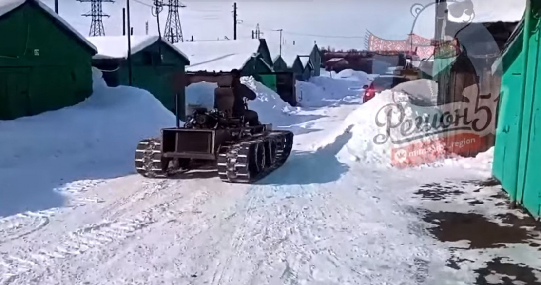 Северянин нашел оригинальное решение после сильных снегопадов в Мурманске Вездеход