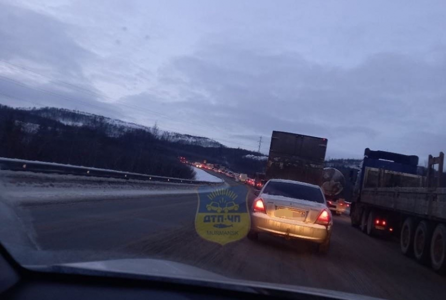 На трассе в Мурманской области собралась огромная пробка Пробка