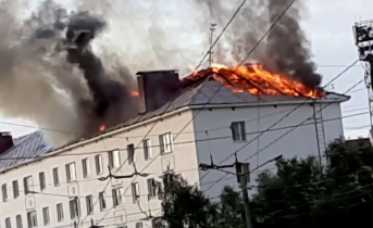 На Коминтерна в Мурманске восстанавливают крышу после пожара Пожар