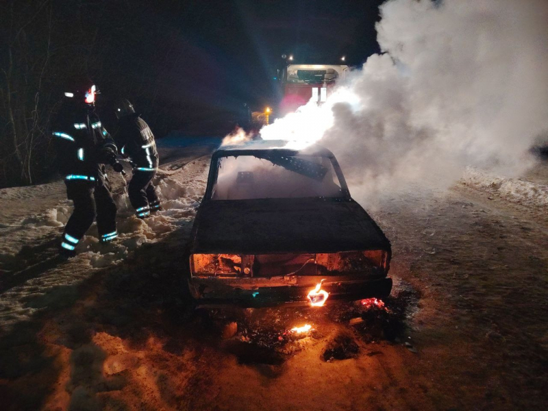 В районе моста в Мурманской области полыхал автомобиль Пожар